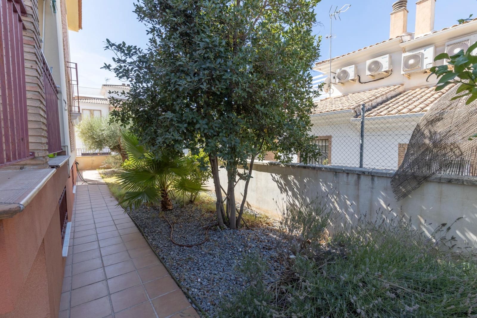 5 bedroom Semi-detached Villa for sale in Huetor Vega with garage - € 340,000 (Ref: 9427186)
