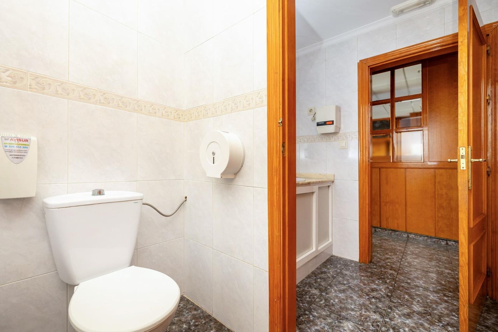 8 bedroom Commercial for sale in Pinos Puente with garage - € 285,450 (Ref: 9431798)