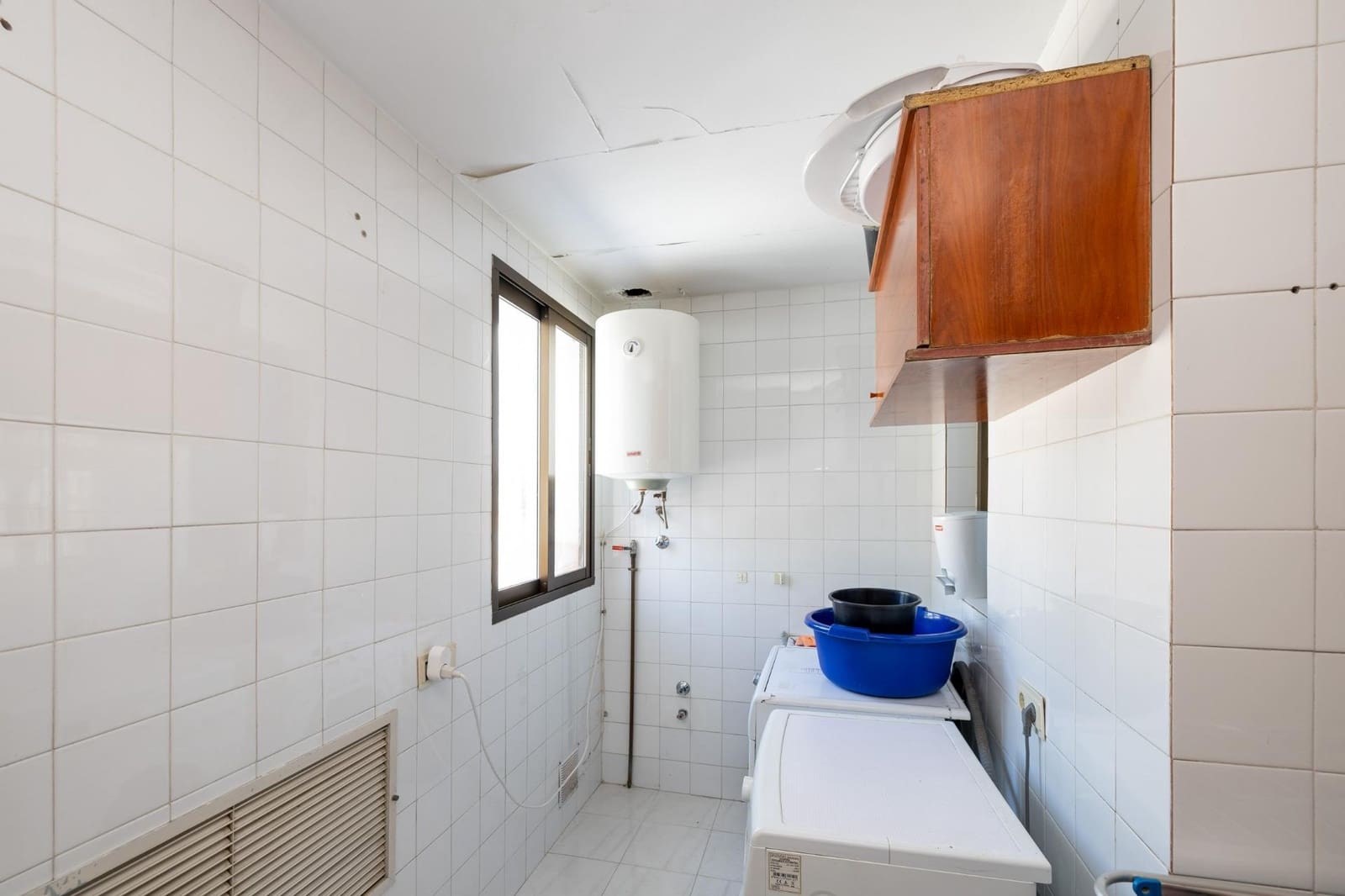 8 bedroom Commercial for sale in Pinos Puente with garage - € 285,450 (Ref: 9431798)