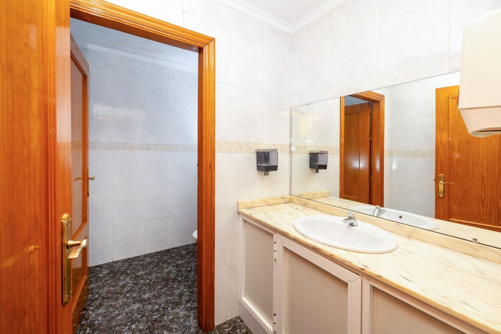 8 bedroom Commercial for sale in Pinos Puente with garage - € 285,450 (Ref: 9431798)