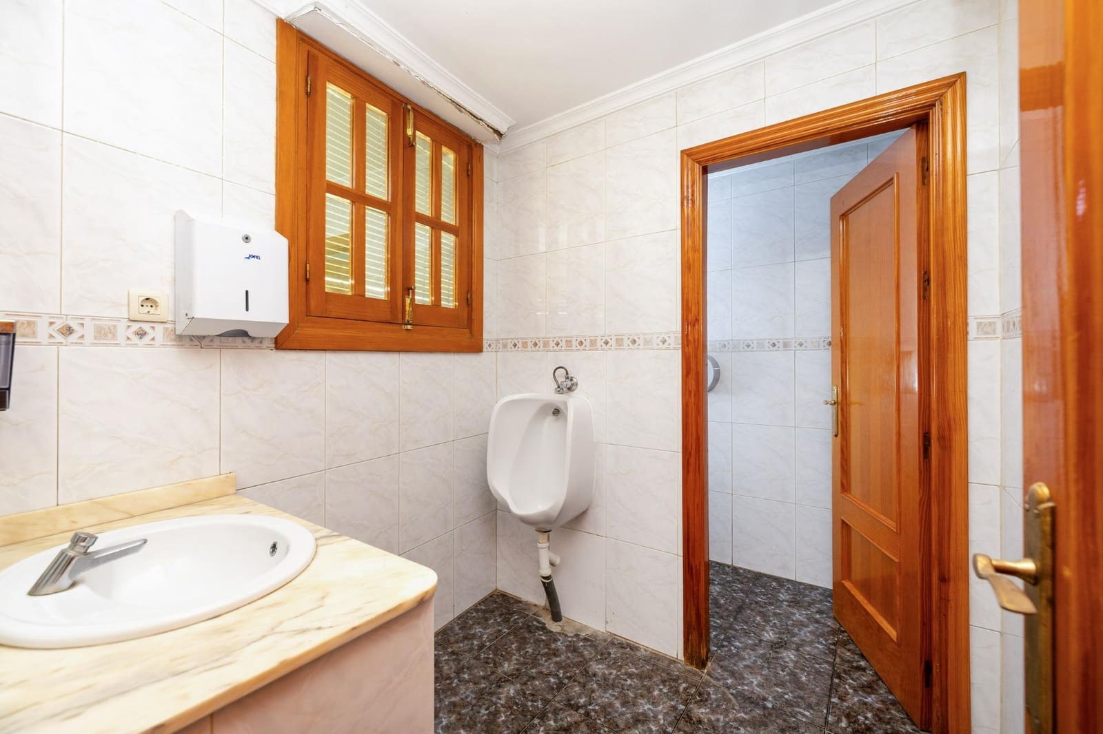 8 bedroom Commercial for sale in Pinos Puente with garage - € 285,450 (Ref: 9431798)