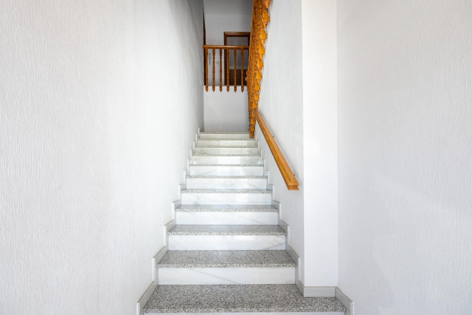 8 bedroom Commercial for sale in Pinos Puente with garage - € 285,450 (Ref: 9431798)