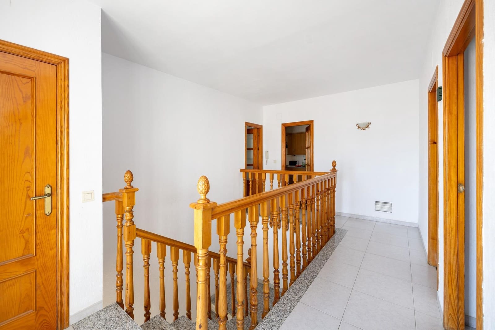 8 bedroom Commercial for sale in Pinos Puente with garage - € 285,450 (Ref: 9431798)