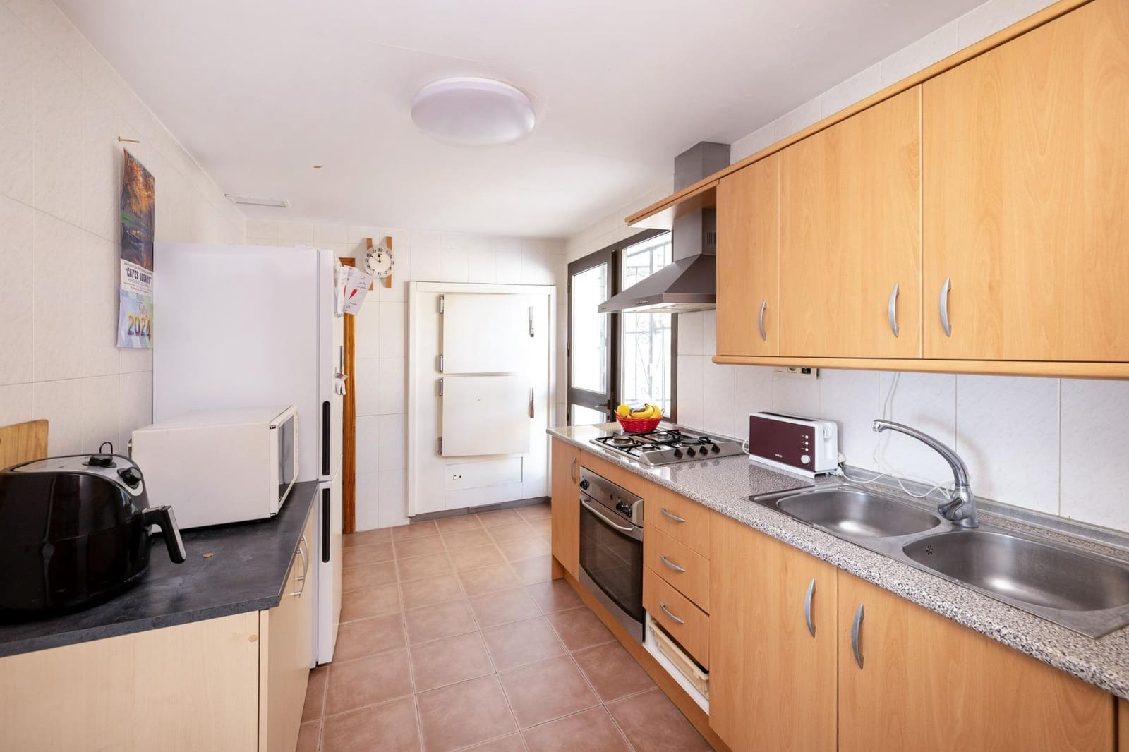 8 bedroom Commercial for sale in Pinos Puente with garage - € 285,450 (Ref: 9431798)