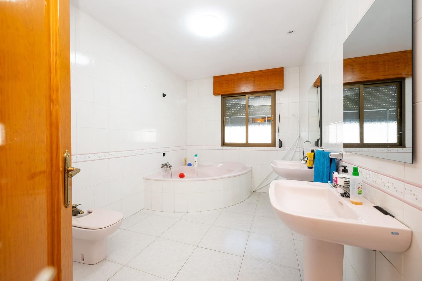 8 bedroom Commercial for sale in Pinos Puente with garage - € 285,450 (Ref: 9431798)