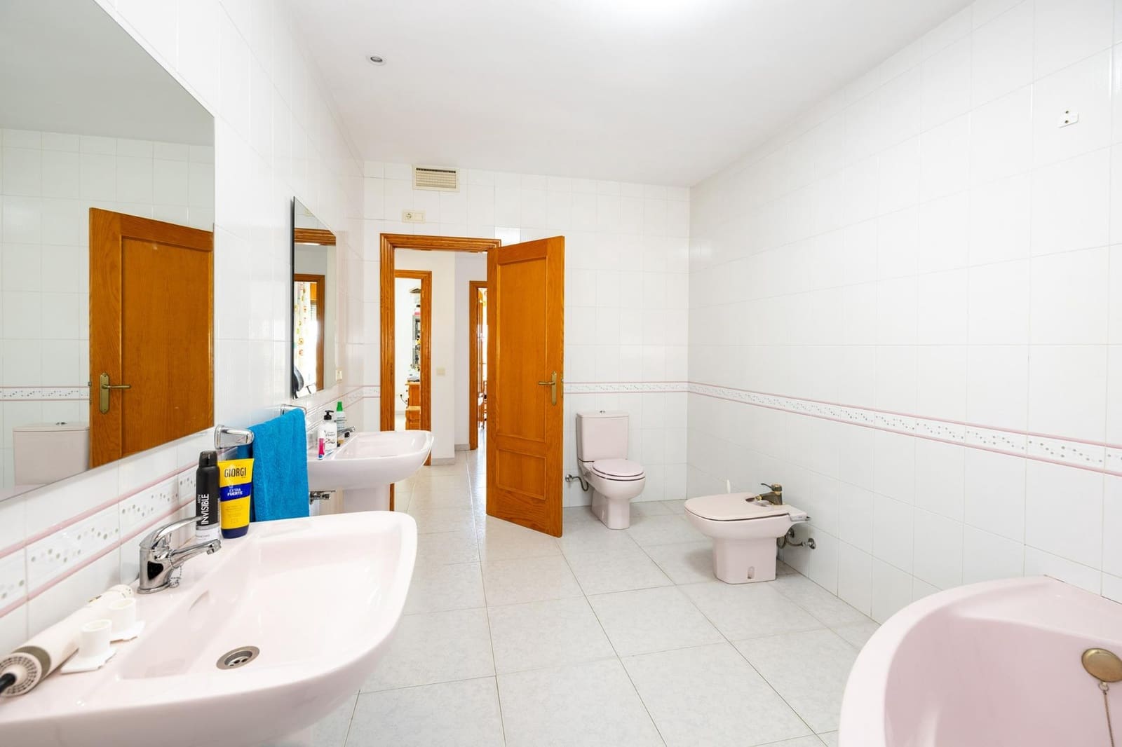 8 bedroom Commercial for sale in Pinos Puente with garage - € 285,450 (Ref: 9431798)