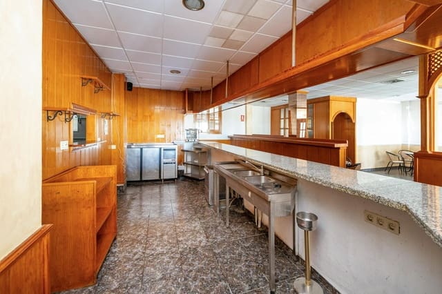 8 bedroom Commercial for sale in Pinos Puente with garage - € 285,450 (Ref: 9431798)