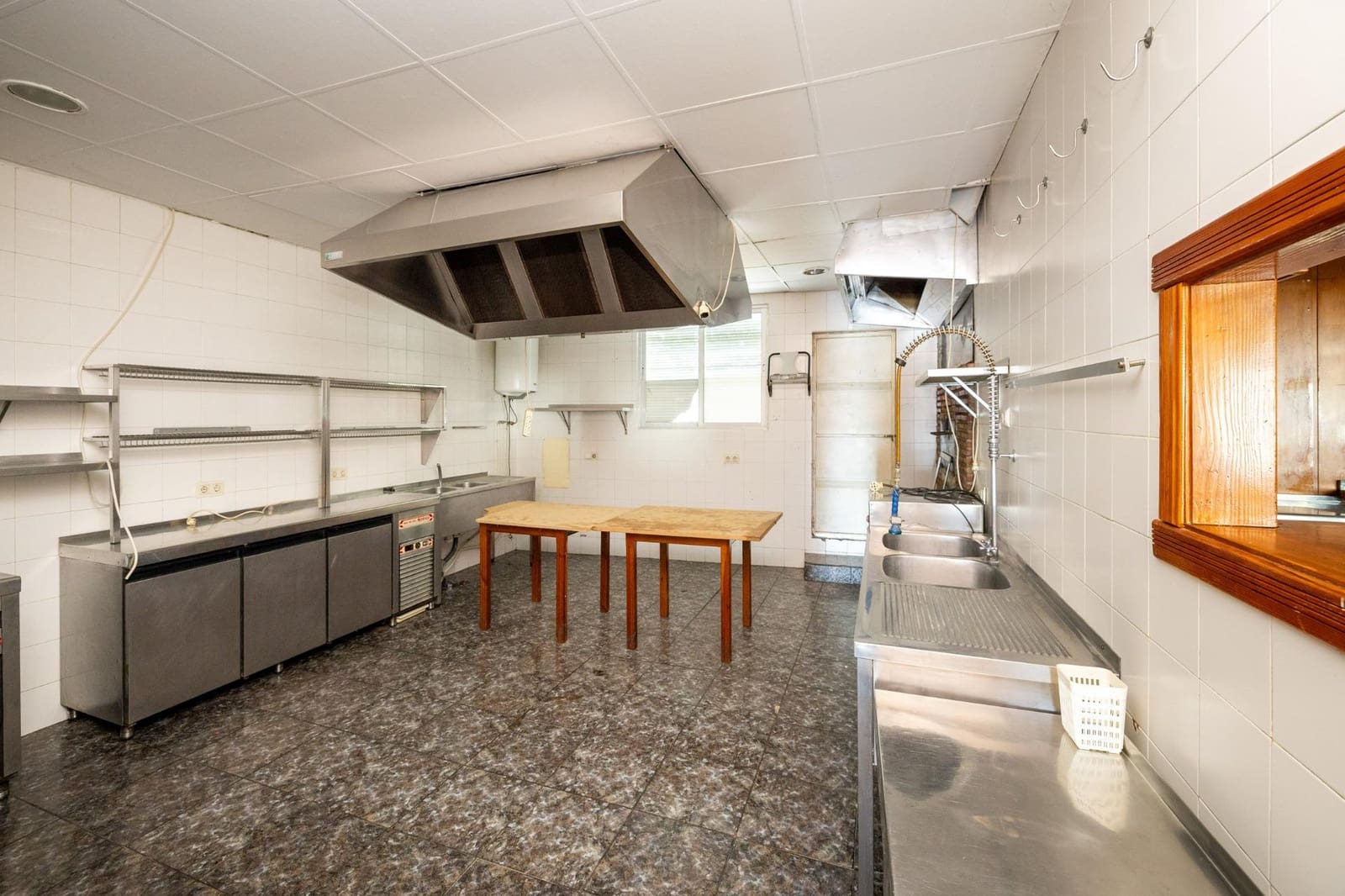 8 bedroom Commercial for sale in Pinos Puente with garage - € 285,450 (Ref: 9431798)