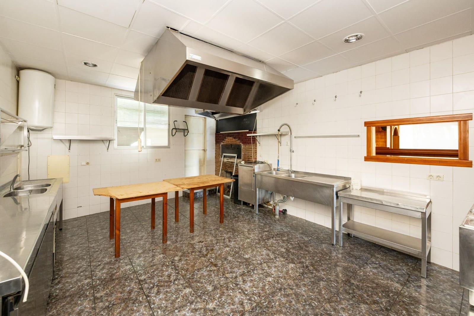 8 bedroom Commercial for sale in Pinos Puente with garage - € 285,450 (Ref: 9431798)