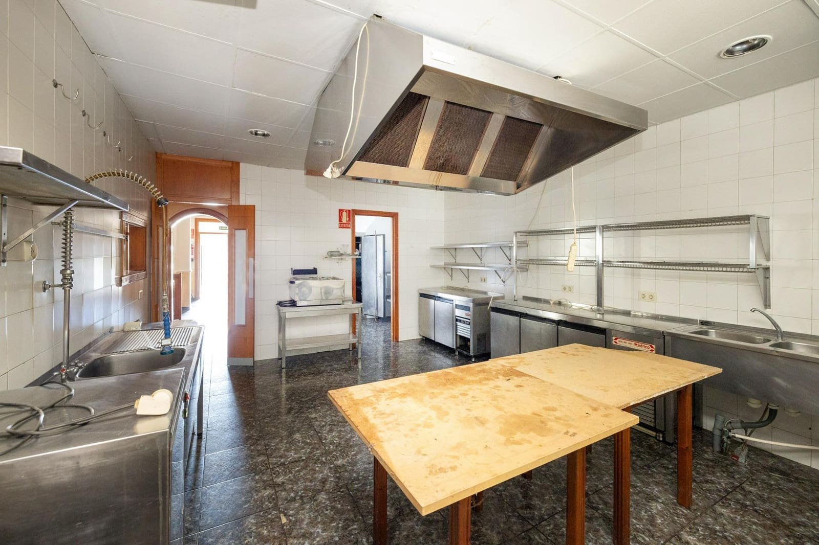 8 bedroom Commercial for sale in Pinos Puente with garage - € 285,450 (Ref: 9431798)