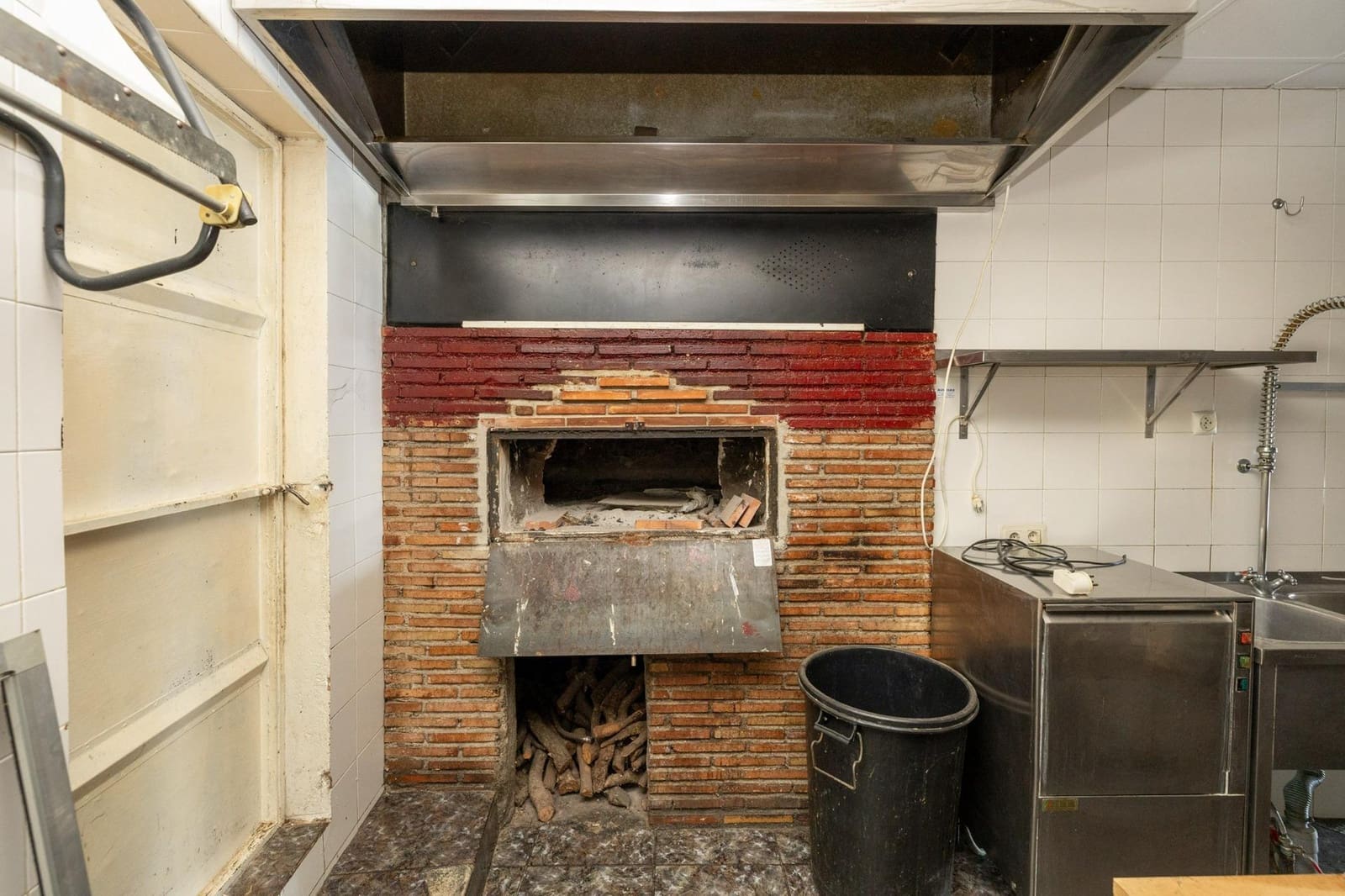 8 bedroom Commercial for sale in Pinos Puente with garage - € 285,450 (Ref: 9431798)