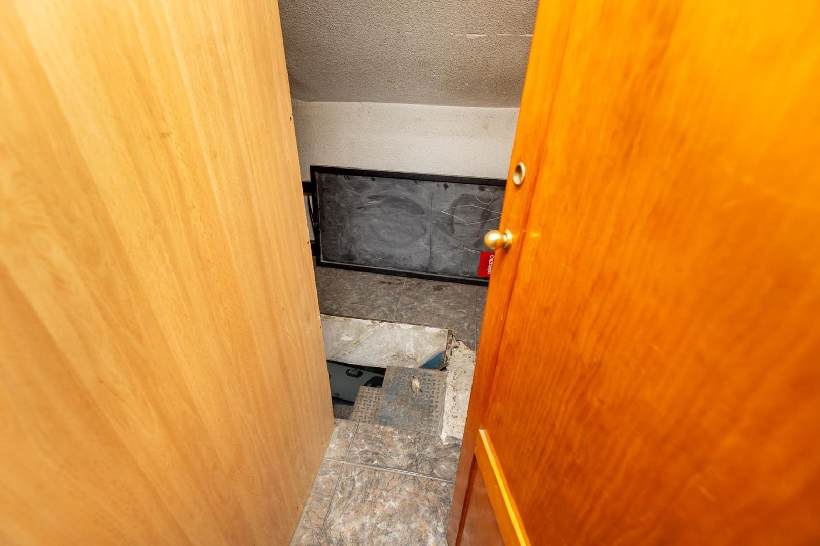 8 bedroom Commercial for sale in Pinos Puente with garage - € 285,450 (Ref: 9431798)