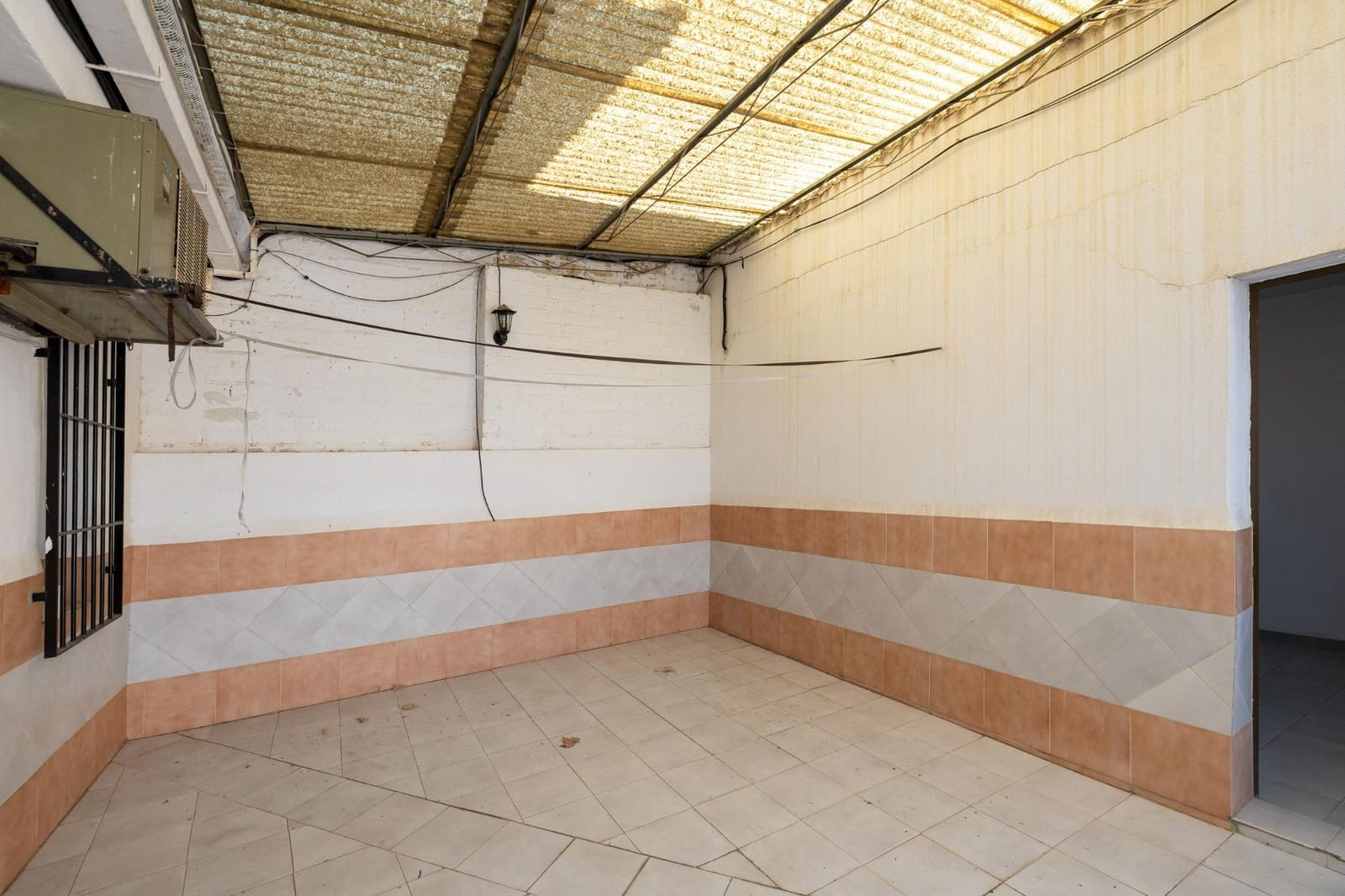 8 bedroom Commercial for sale in Pinos Puente with garage - € 285,450 (Ref: 9431798)