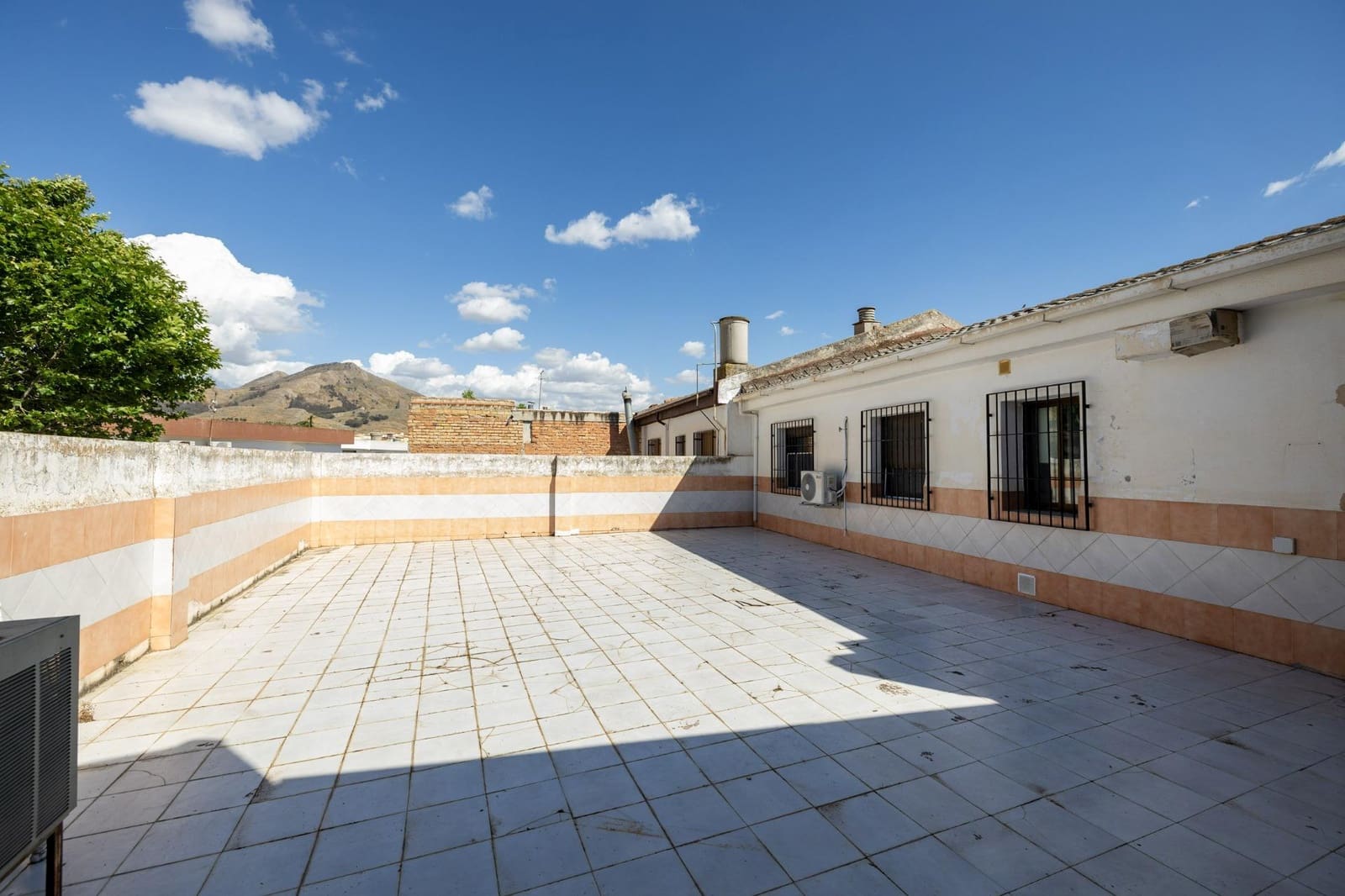 8 bedroom Commercial for sale in Pinos Puente with garage - € 285,450 (Ref: 9431798)