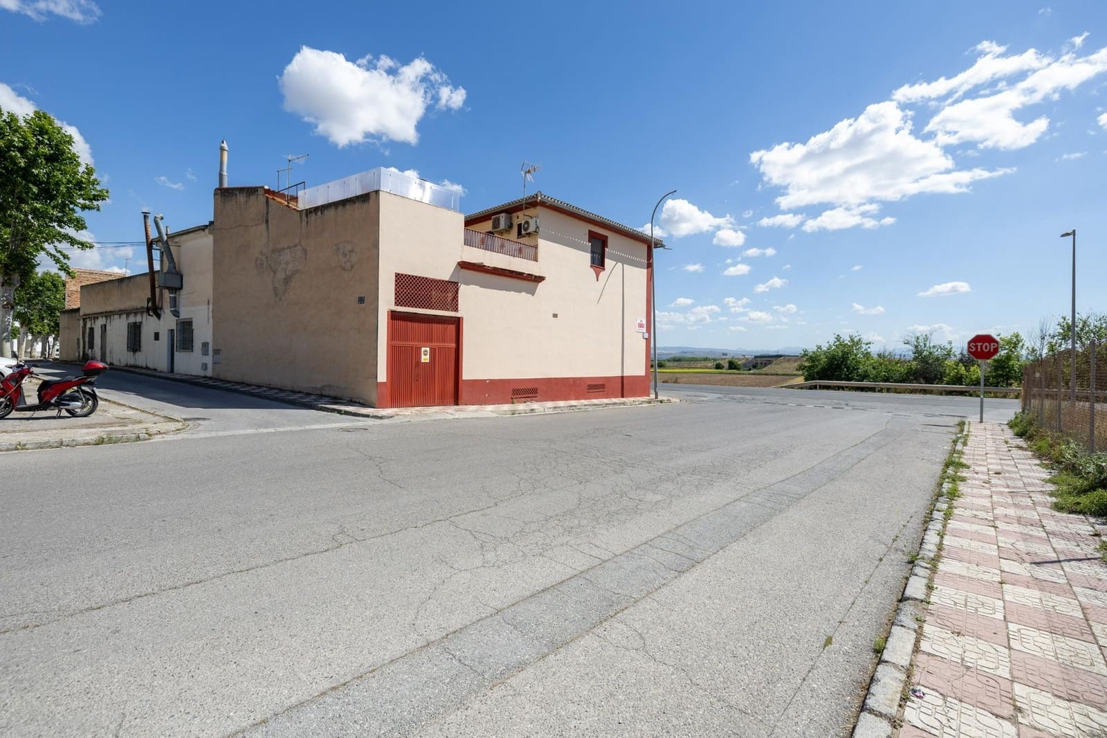 8 bedroom Commercial for sale in Pinos Puente with garage - € 285,450 (Ref: 9431798)