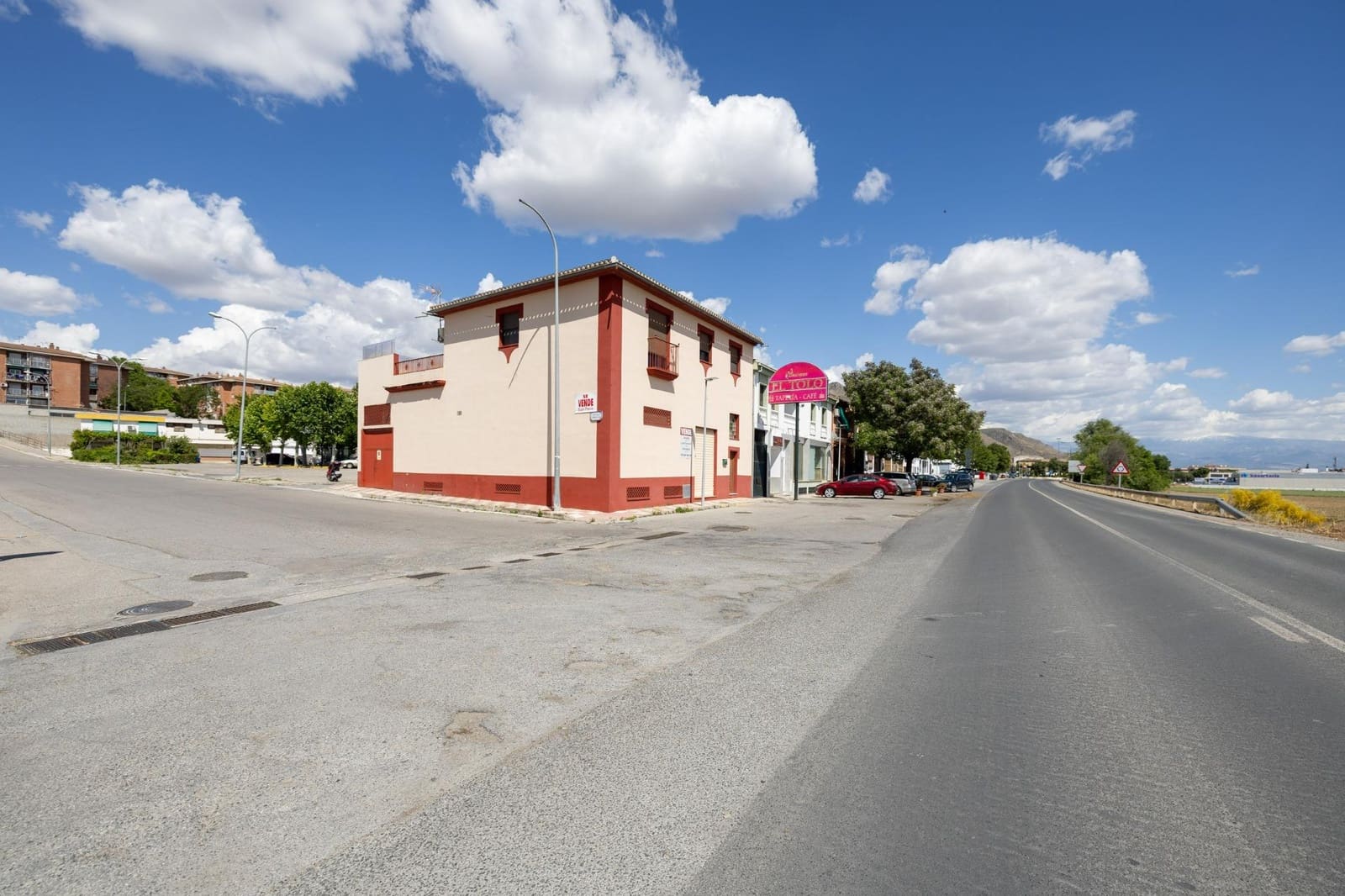 8 bedroom Commercial for sale in Pinos Puente with garage - € 285,450 (Ref: 9431798)