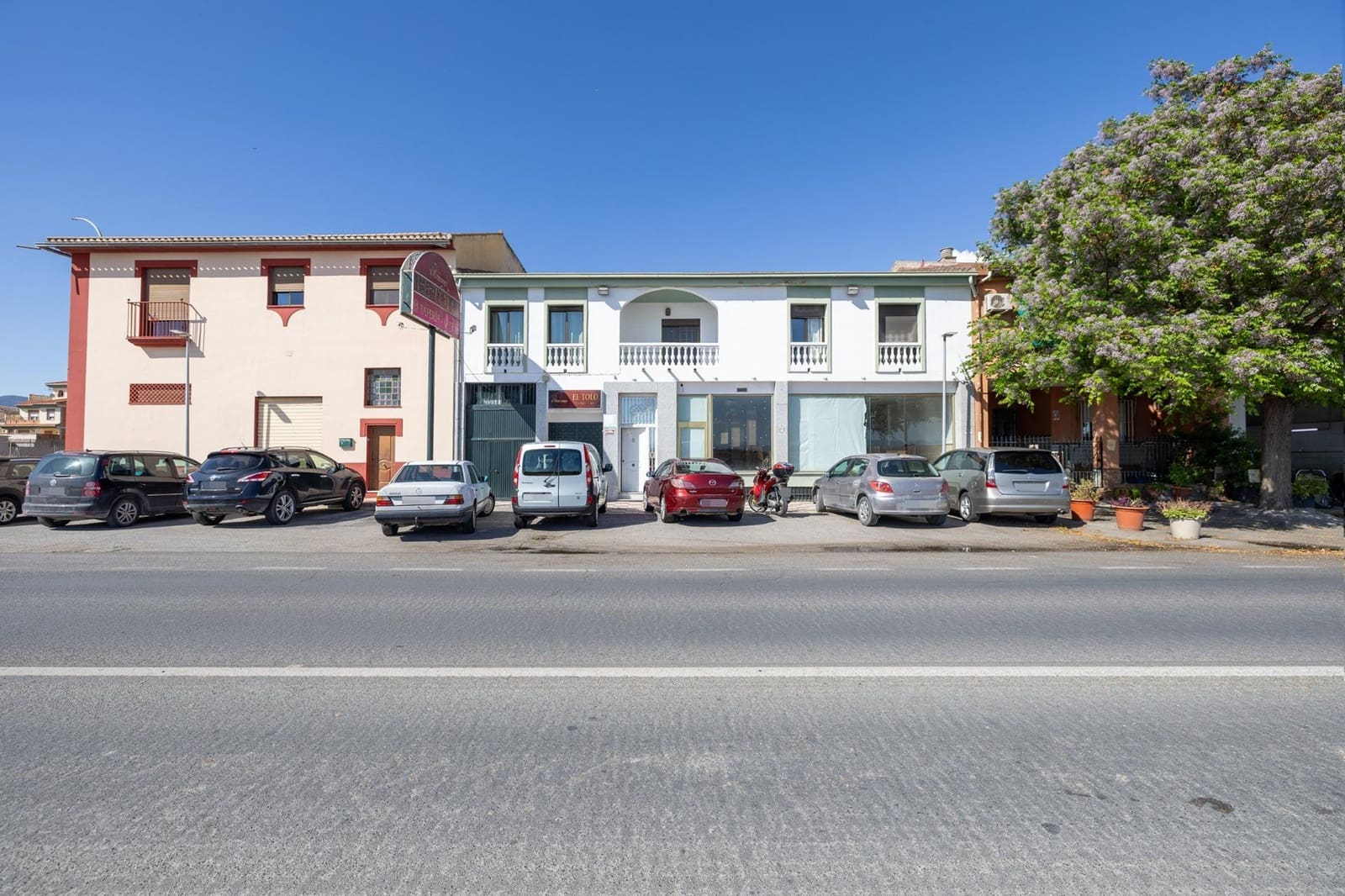 8 bedroom Commercial for sale in Pinos Puente with garage - € 285,450 (Ref: 9431798)