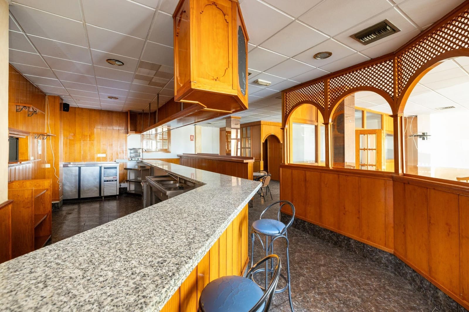 8 bedroom Commercial for sale in Pinos Puente with garage - € 285,450 (Ref: 9431798)