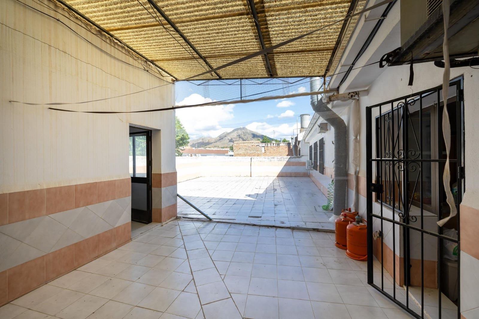 8 bedroom Commercial for sale in Pinos Puente with garage - € 285,450 (Ref: 9431798)