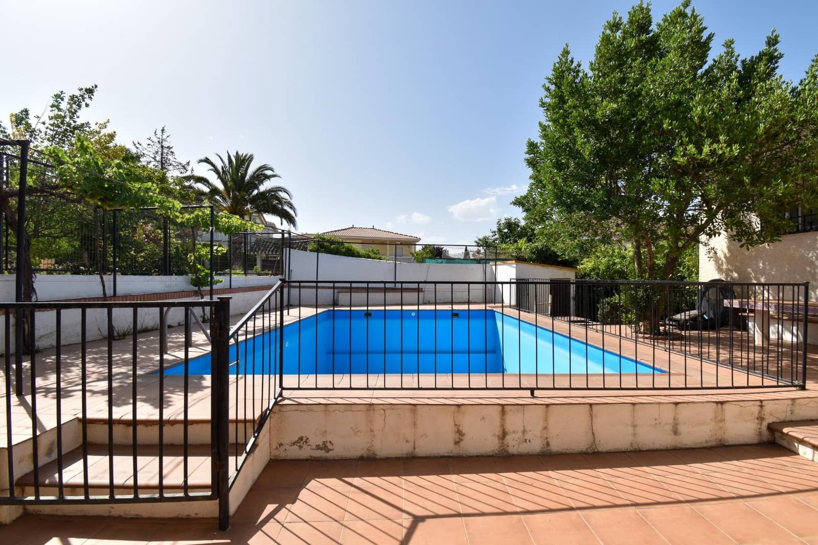 10 bedroom Villa for sale in Padul with pool garage - € 320,000 (Ref: 9434965)