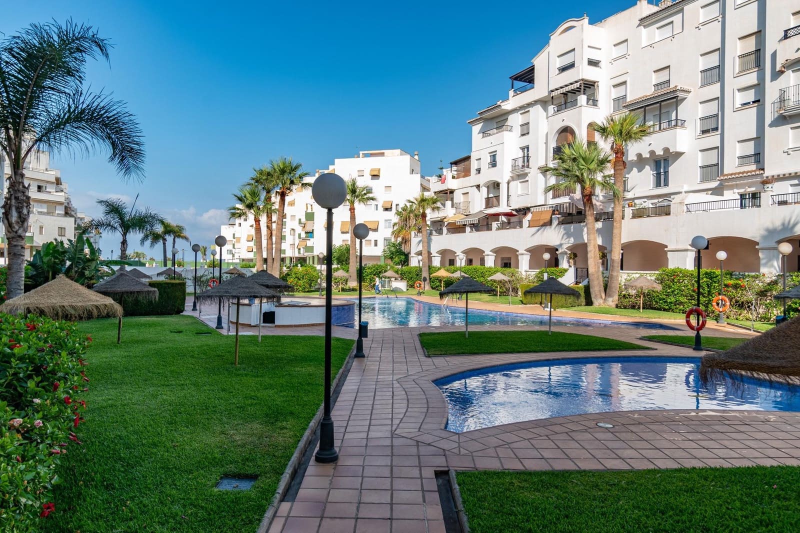 3 sypialnia Mieszkanie na sprzedaż w Salobrena z basenem garażem - 320 000 € (Ref: 9434968)