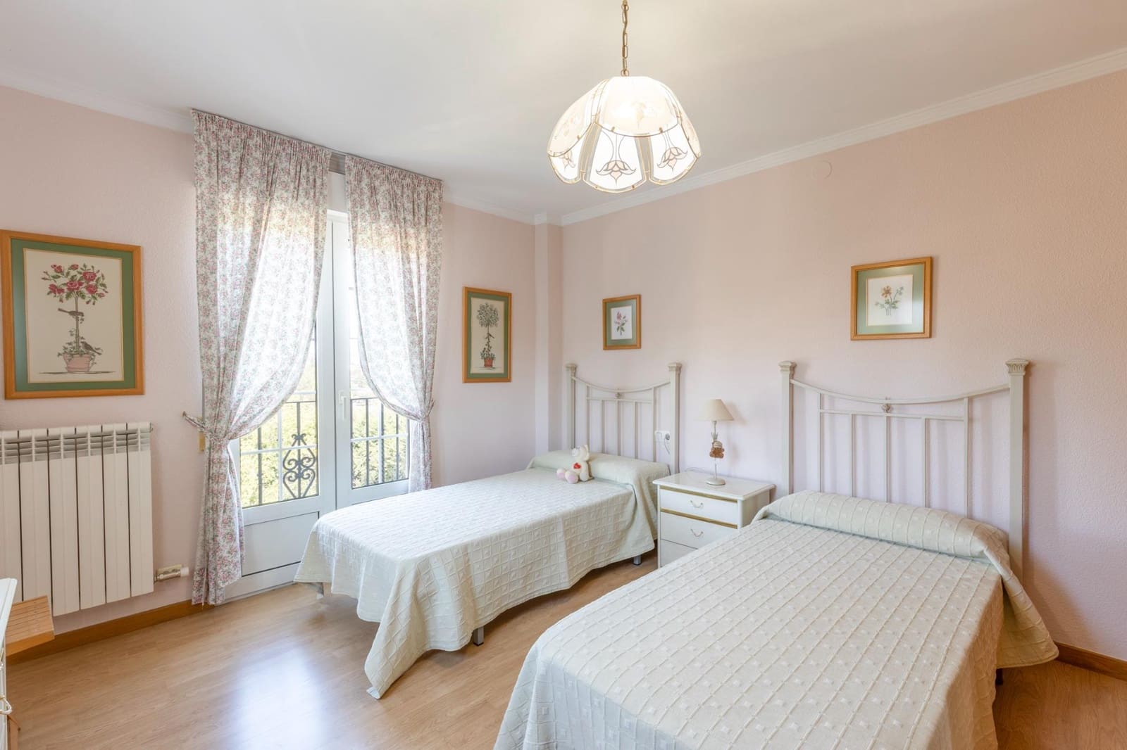 5 soveværelse Villa til salg i Gojar med swimmingpool garage - € 467.000 (Ref: 9434973)