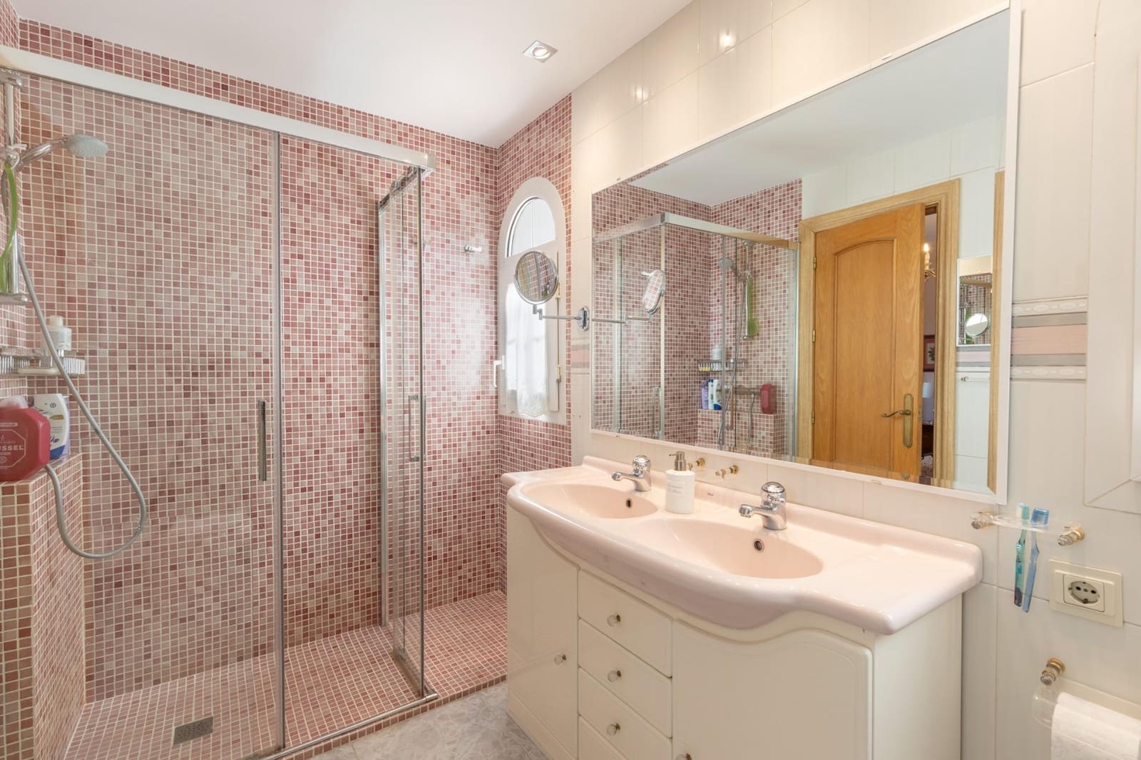 5 soveværelse Villa til salg i Gojar med swimmingpool garage - € 467.000 (Ref: 9434973)