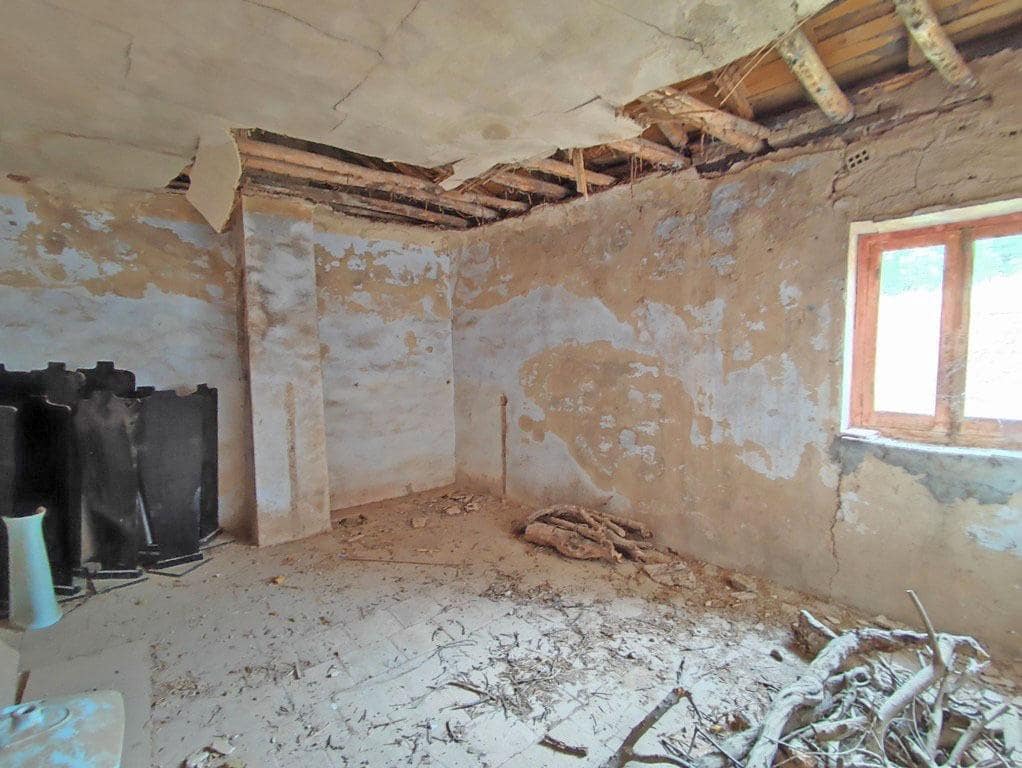 8 slaapkamer Finca/Landhuis te koop in Cogollos Vega - € 70.000 (Ref: 9434975)