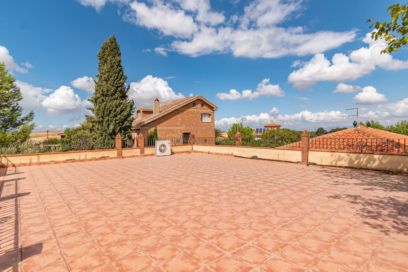 4 sypialnia Willa na sprzedaż w Otura z basenem garażem - 319 000 € (Ref: 9434989)