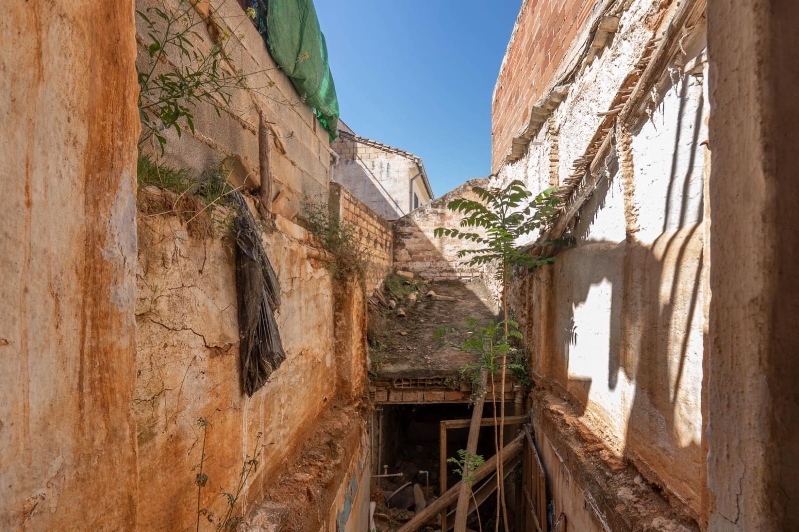 2 bedroom Townhouse for sale in La Zubia - € 42,000 (Ref: 9436187)