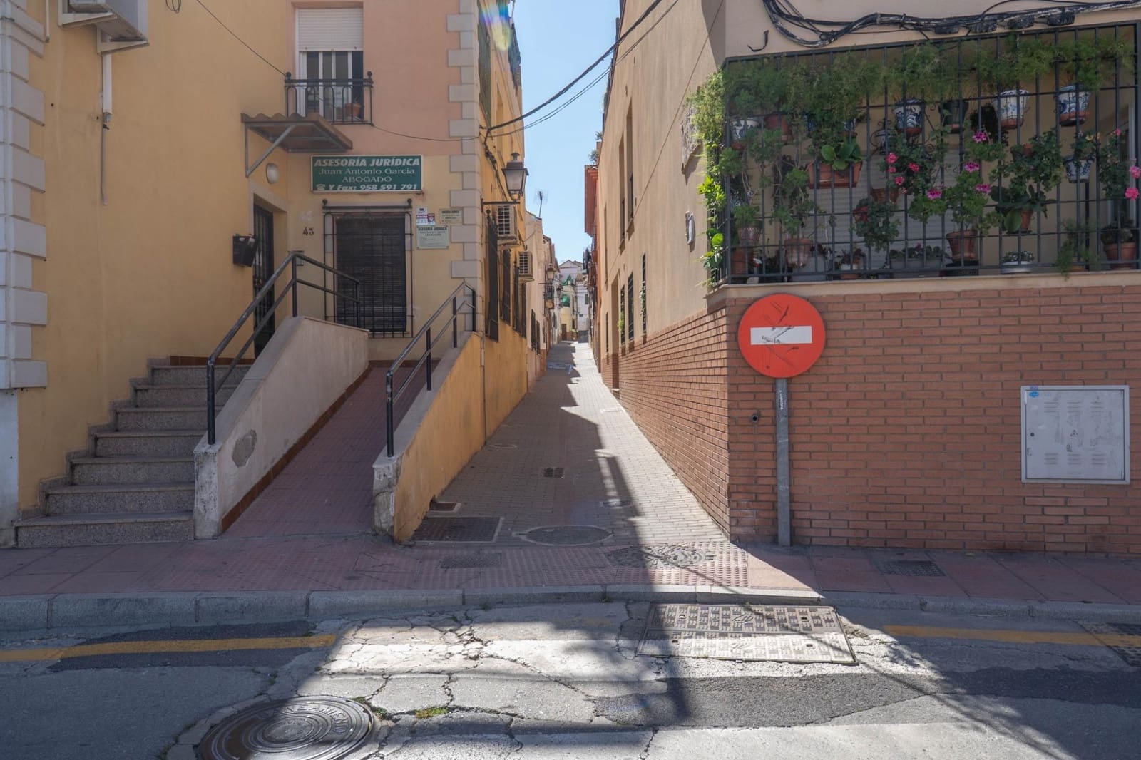 2 bedroom Townhouse for sale in La Zubia - € 42,000 (Ref: 9436187)