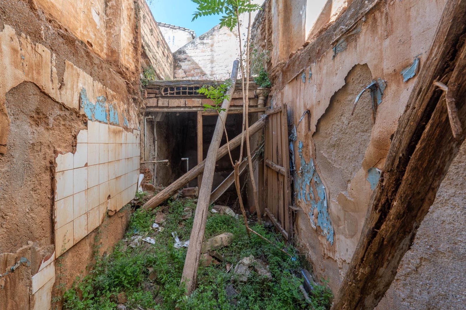 2 bedroom Townhouse for sale in La Zubia - € 42,000 (Ref: 9436187)