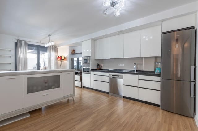 Apartamento de 2 habitaciones en Churriana de la Vega en venta con piscina garaje - 200.000 € (Ref: 9436192)