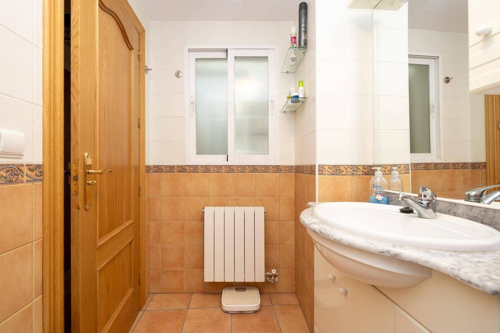 4 bedroom Townhouse for sale in Benalua de las Villas with garage - € 107,000 (Ref: 9436193)