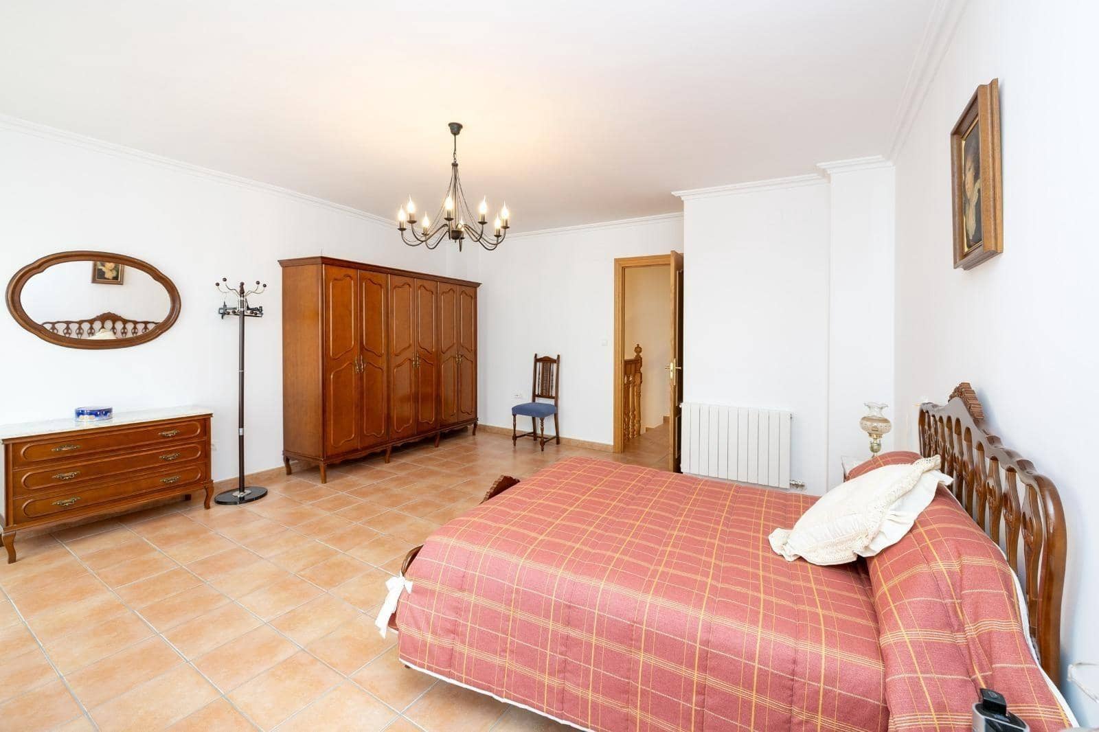 4 bedroom Townhouse for sale in Benalua de las Villas with garage - € 107,000 (Ref: 9436193)