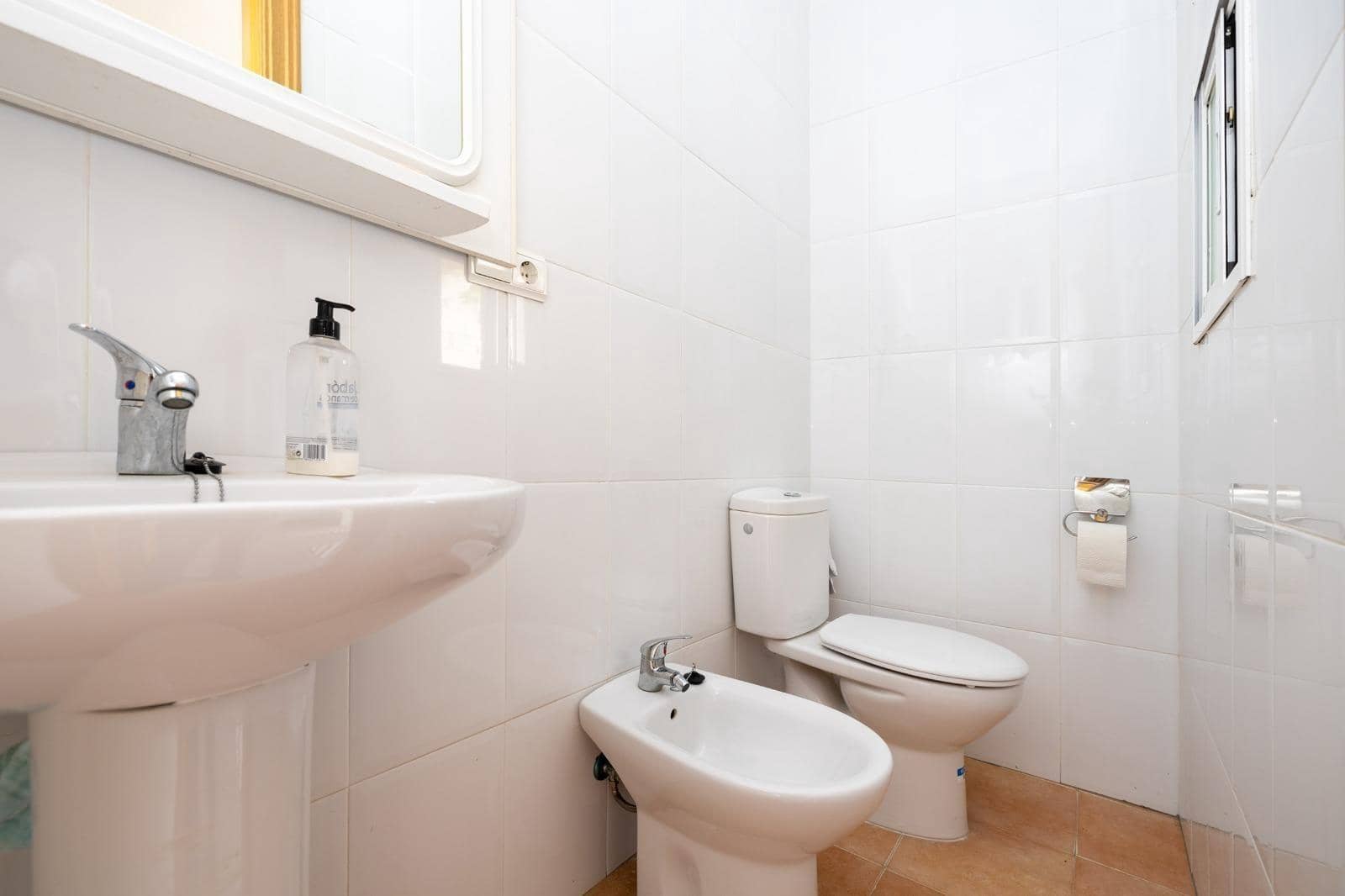 4 bedroom Townhouse for sale in Benalua de las Villas with garage - € 107,000 (Ref: 9436193)