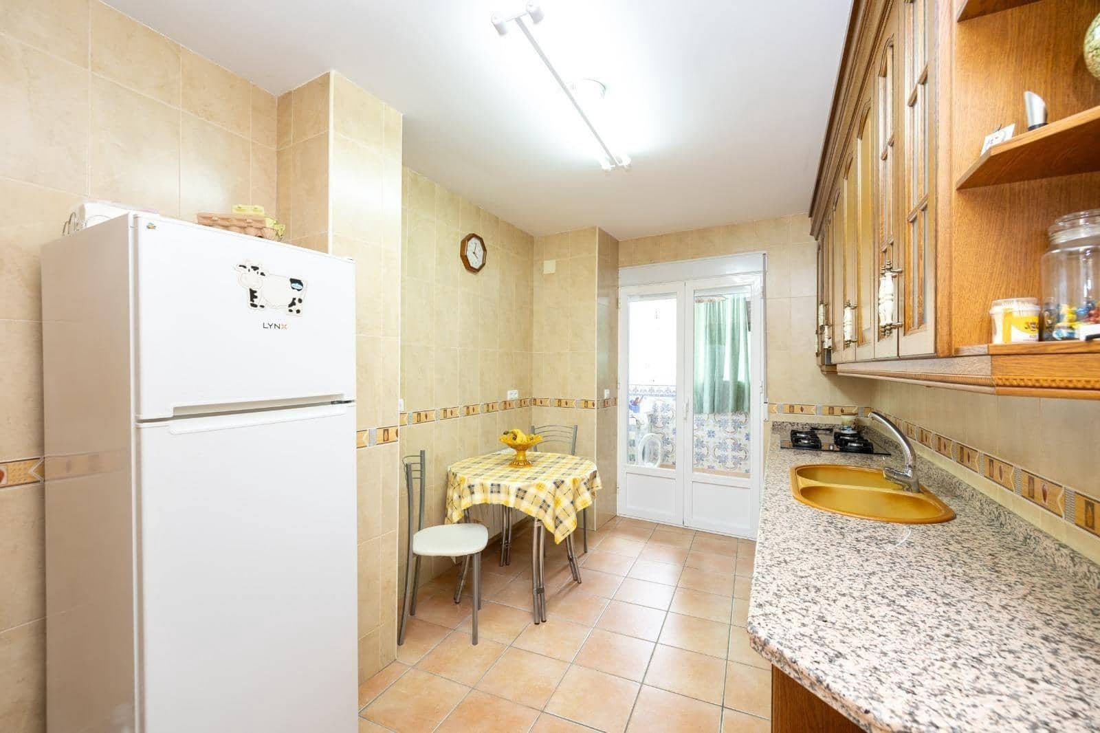 4 bedroom Townhouse for sale in Benalua de las Villas with garage - € 107,000 (Ref: 9436193)