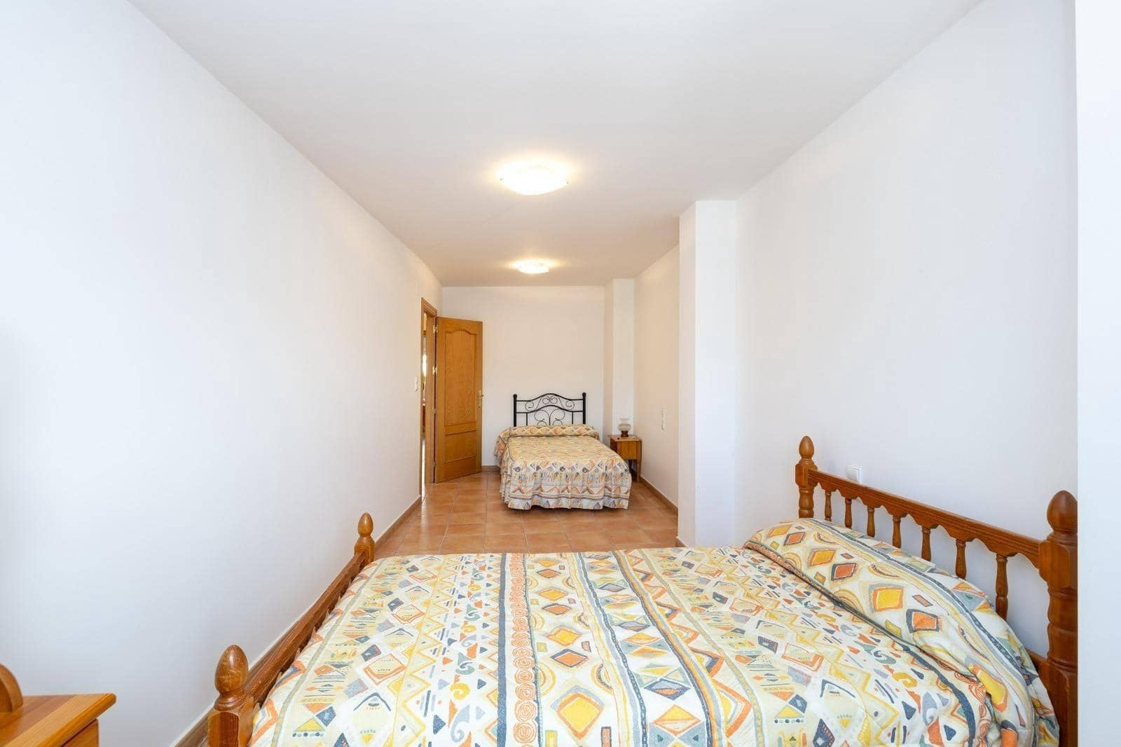 4 bedroom Townhouse for sale in Benalua de las Villas with garage - € 107,000 (Ref: 9436193)