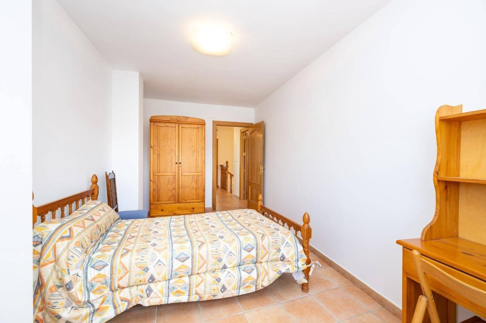 4 bedroom Townhouse for sale in Benalua de las Villas with garage - € 107,000 (Ref: 9436193)