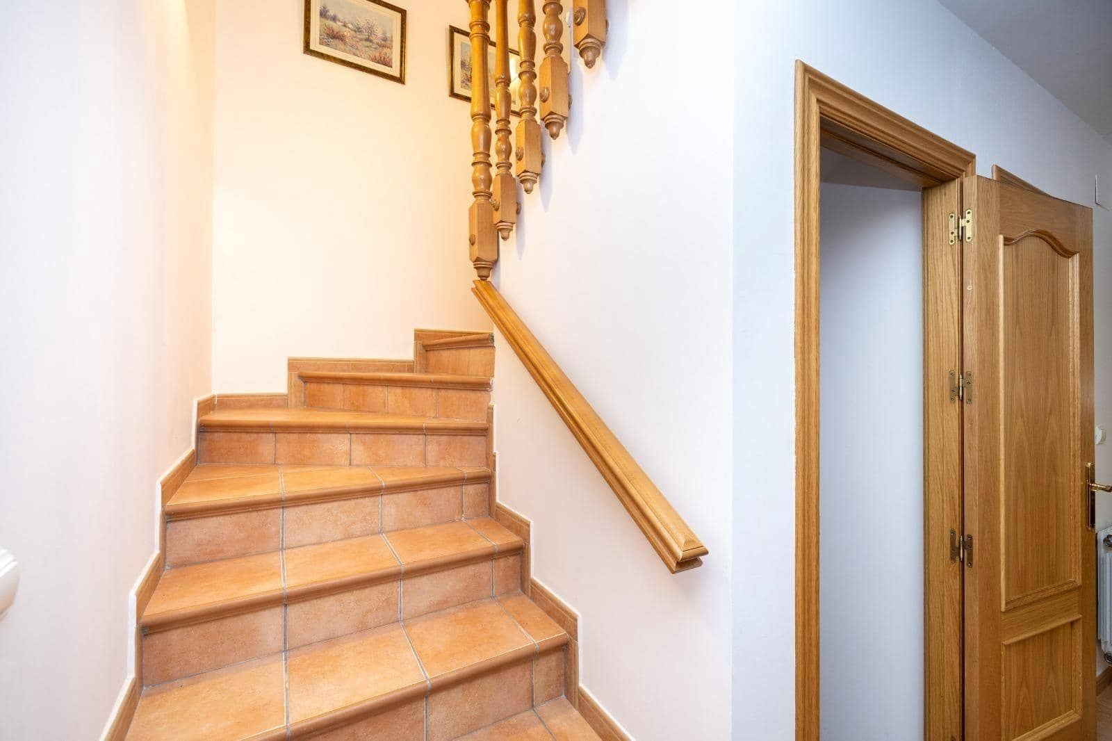 4 bedroom Townhouse for sale in Benalua de las Villas with garage - € 107,000 (Ref: 9436193)