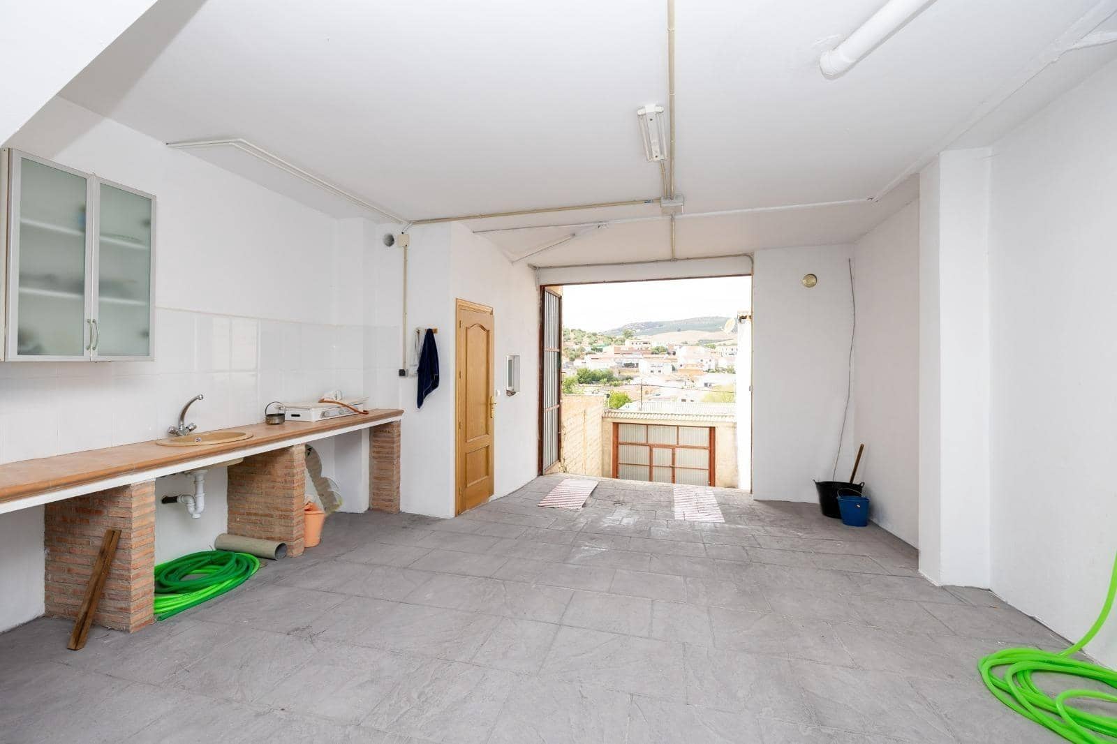 4 bedroom Townhouse for sale in Benalua de las Villas with garage - € 107,000 (Ref: 9436193)