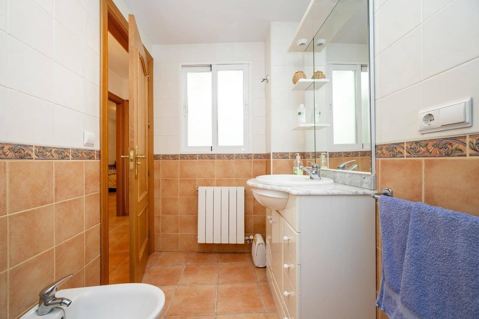 4 bedroom Townhouse for sale in Benalua de las Villas with garage - € 107,000 (Ref: 9436193)