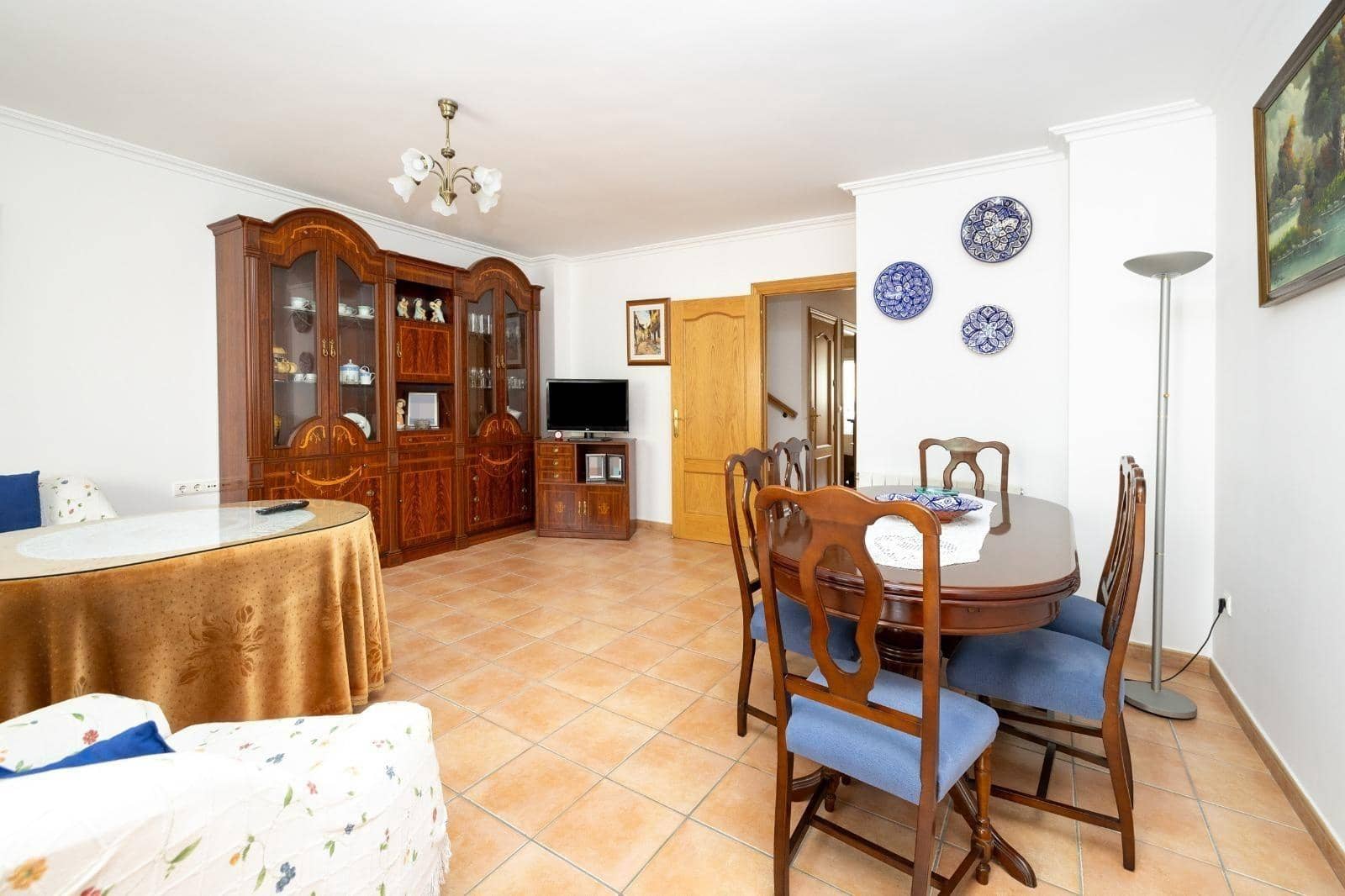 4 bedroom Townhouse for sale in Benalua de las Villas with garage - € 107,000 (Ref: 9436193)