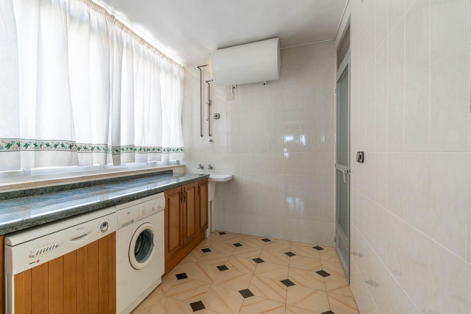 5 chambre Villa/Maison Semi-Mitoyenne à vendre à Jun avec garage - 270 000 € (Ref: 9436196)