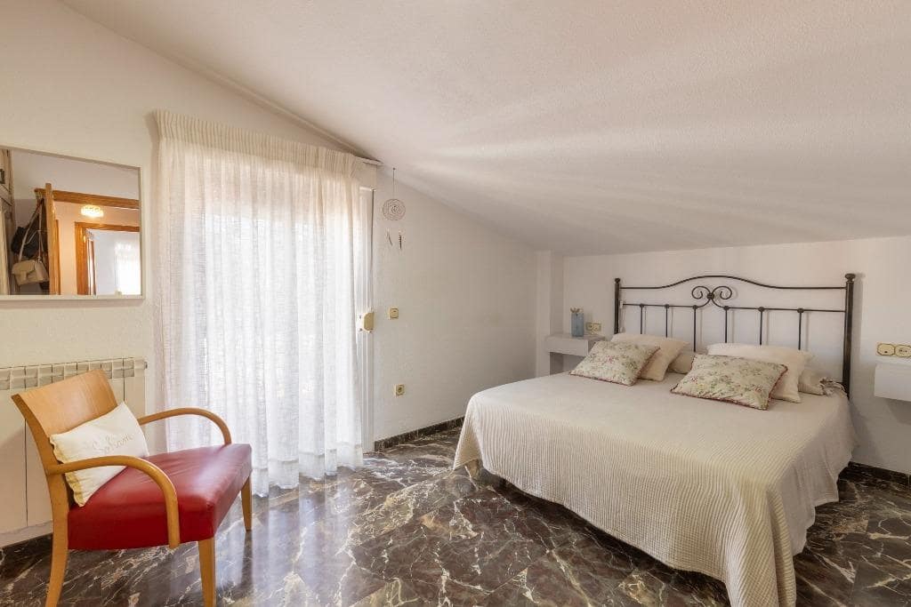 6 bedroom Semi-detached Villa for sale in Huetor Vega with pool garage - € 320,000 (Ref: 9436197)