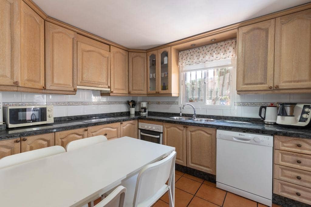 6 bedroom Semi-detached Villa for sale in Huetor Vega with pool garage - € 320,000 (Ref: 9436197)