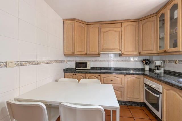 6 soveværelse Semi-Rækkehus til salg i Huétor Vega med swimmingpool garage - € 320.000 (Ref: 9436197)