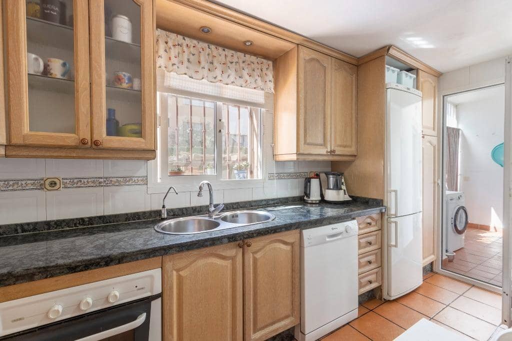 6 bedroom Semi-detached Villa for sale in Huetor Vega with pool garage - € 320,000 (Ref: 9436197)