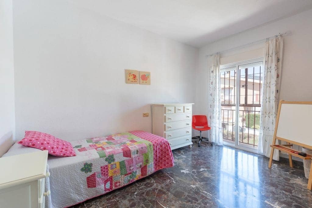 6 bedroom Semi-detached Villa for sale in Huetor Vega with pool garage - € 320,000 (Ref: 9436197)