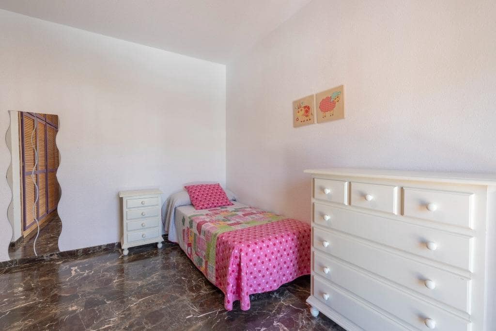 6 bedroom Semi-detached Villa for sale in Huetor Vega with pool garage - € 320,000 (Ref: 9436197)